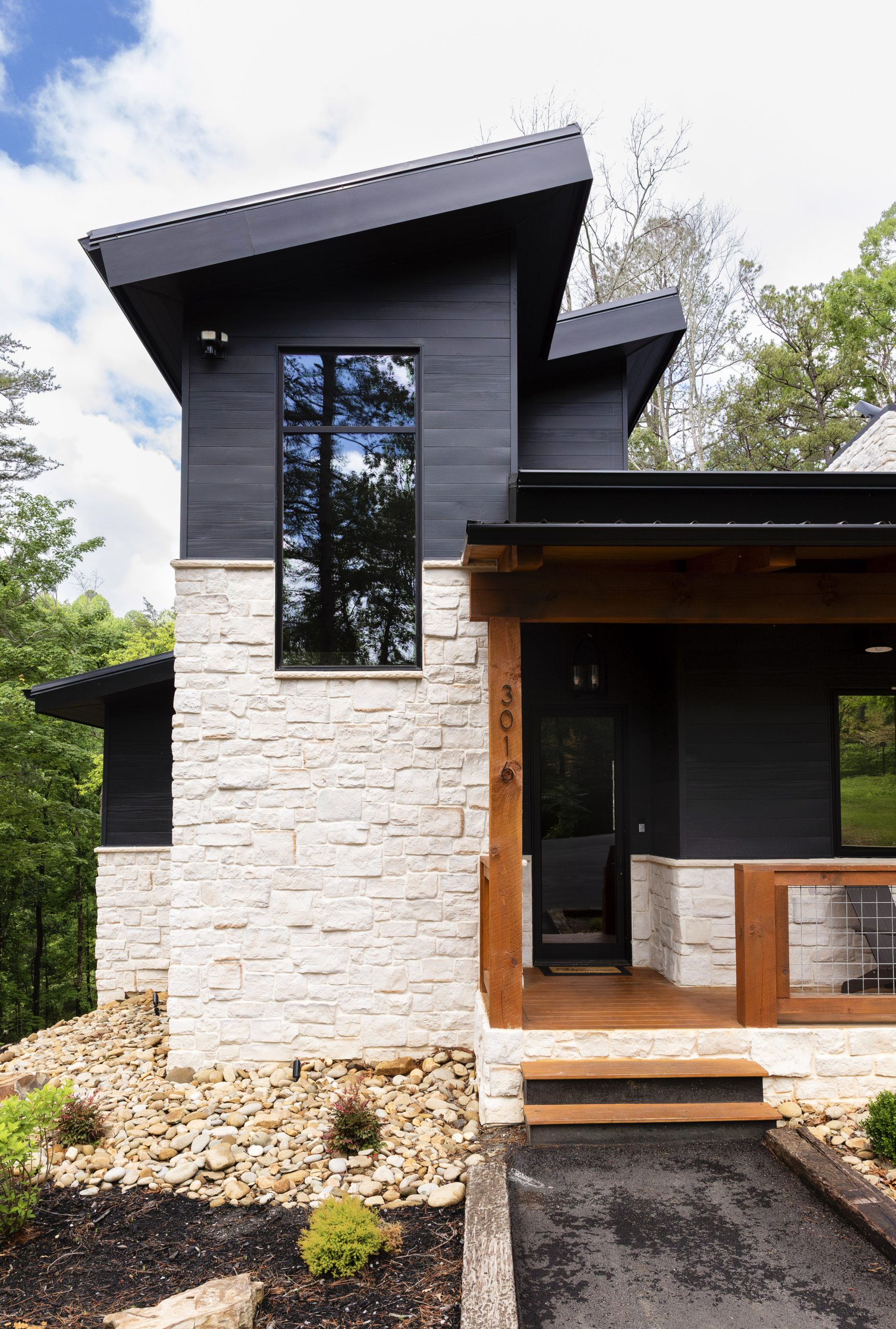 White stone facade on modern farmhouse-inspired home with dark accents - Horizon Stone